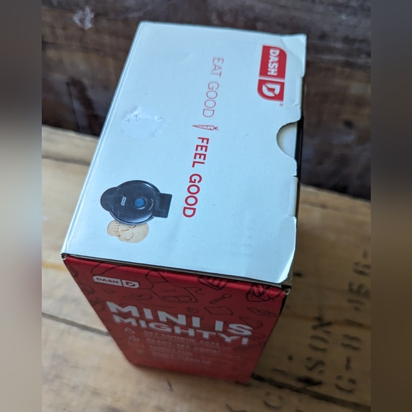 New in Box Dash Mini Skull Electric Waffle Maker - Picture 2 of 16